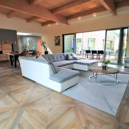 D'architecte Avec Piscine Chauffee Вилла
